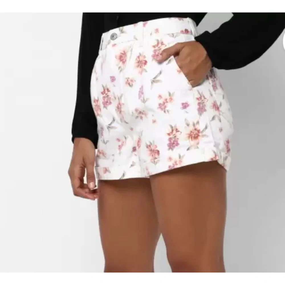 American Eagle Floral Denim High Rise Mom Shorts | Womens 8 | NWT - Picture 4 of 5